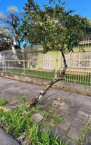 Casa à venda com 552m², 3 quartos e 3 vagas Casa à venda com 552m², 3 quartos e 3 vagasFachada