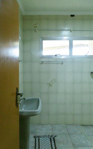 Casa à venda com 195m², 3 quartos e 2 vagasBanheiro 1
