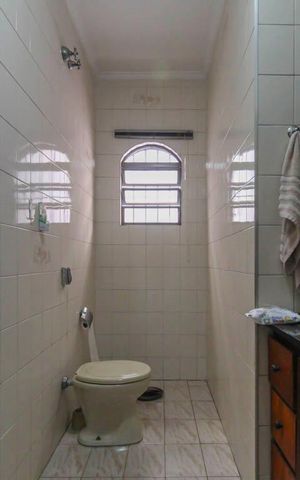 Casa à venda com 250m², 4 quartos e 2 vagas Casa à venda com 250m², 4 quartos e 2 vagasLavabo