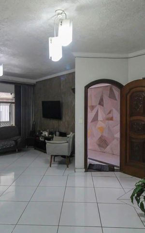 Casa à venda com 250m², 4 quartos e 2 vagas Casa à venda com 250m², 4 quartos e 2 vagasSala