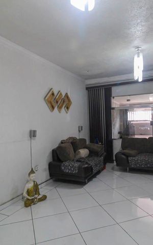Casa à venda com 250m², 4 quartos e 2 vagas Casa à venda com 250m², 4 quartos e 2 vagasSala