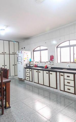 Casa à venda com 250m², 4 quartos e 2 vagas Casa à venda com 250m², 4 quartos e 2 vagasCozinha