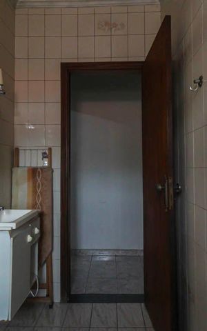 Casa à venda com 250m², 4 quartos e 2 vagas Casa à venda com 250m², 4 quartos e 2 vagasBanheiro