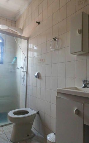 Casa à venda com 250m², 4 quartos e 2 vagas Casa à venda com 250m², 4 quartos e 2 vagasBanheiro