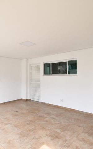 Casa de condomínio para alugar com 180m², 3 quartos e 4 vagasVaranda/Garagem