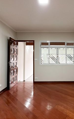Casa à venda com 90m², 2 quartos e 3 vagas Casa à venda com 90m², 2 quartos e 3 vagasSala