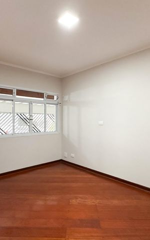 Casa à venda com 90m², 2 quartos e 3 vagas Casa à venda com 90m², 2 quartos e 3 vagasSala
