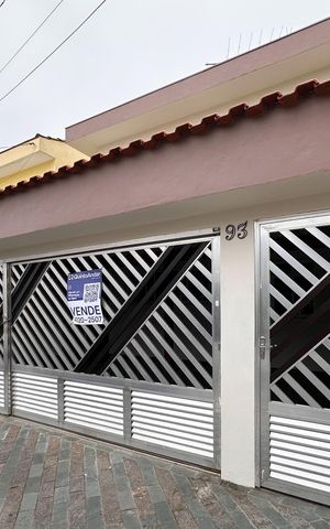 Casa à venda com 90m², 2 quartos e 3 vagas Casa à venda com 90m², 2 quartos e 3 vagasFachada