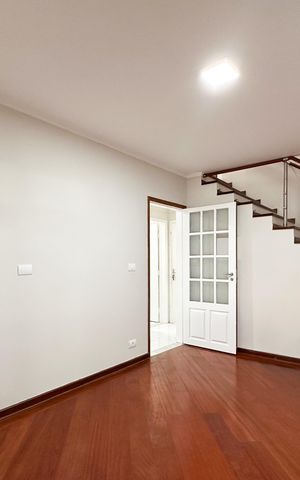 Casa à venda com 90m², 2 quartos e 3 vagas Casa à venda com 90m², 2 quartos e 3 vagasSala