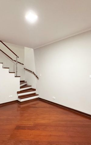 Casa à venda com 90m², 2 quartos e 3 vagas Casa à venda com 90m², 2 quartos e 3 vagasSala
