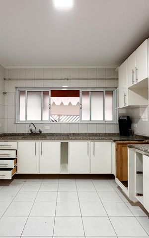 Casa à venda com 90m², 2 quartos e 3 vagas Casa à venda com 90m², 2 quartos e 3 vagasCozinha