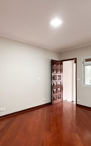 Casa à venda com 90m², 2 quartos e 3 vagas Casa à venda com 90m², 2 quartos e 3 vagasSala