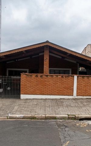 Casa à venda com 246m², 3 quartos e 3 vagas Casa à venda com 246m², 3 quartos e 3 vagasFachada