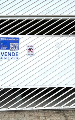 Casa à venda com 125m², 3 quartos e 1 vaga Casa à venda com 125m², 3 quartos e 1 vagaPlaca instalada na fachada do imóvel