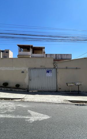 Casa para alugar com 250m², 3 quartos e 3 vagasPlaca instalada no portão tamanho grande com o Código GRDG-98