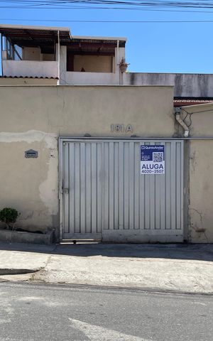 Casa para alugar com 250m², 3 quartos e 3 vagasPlaca instalada no portão tamanho grande com o Código GRDG-98