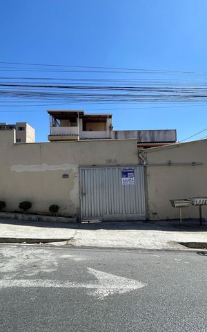 Casa para alugar com 250m², 3 quartos e 3 vagasPlaca instalada no portão tamanho grande com o Código GRDG-98