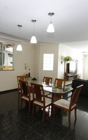 Casa à venda com 240m², 3 quartos e 6 vagasSala