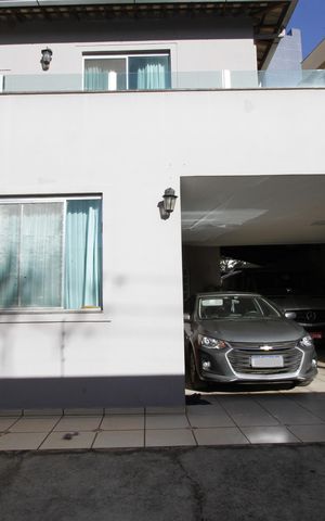 Casa à venda com 240m², 3 quartos e 6 vagasFachada