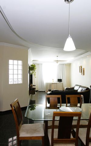 Casa à venda com 240m², 3 quartos e 6 vagasSala