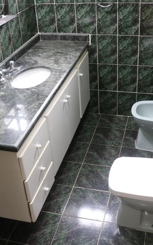 Casa para alugar com 250m², 4 quartos e 4 vagasBanheiro 1