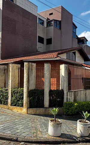 Casa à venda com 370m², 3 quartos e 3 vagas Casa à venda com 370m², 3 quartos e 3 vagasFachada