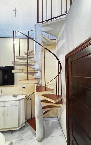 Casa à venda com 370m², 3 quartos e 3 vagas Casa à venda com 370m², 3 quartos e 3 vagasEscada