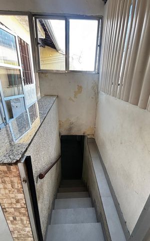 Casa à venda com 370m², 3 quartos e 3 vagas Casa à venda com 370m², 3 quartos e 3 vagasEscada