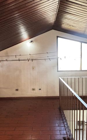 Casa à venda com 370m², 3 quartos e 3 vagas Casa à venda com 370m², 3 quartos e 3 vagasMezanino