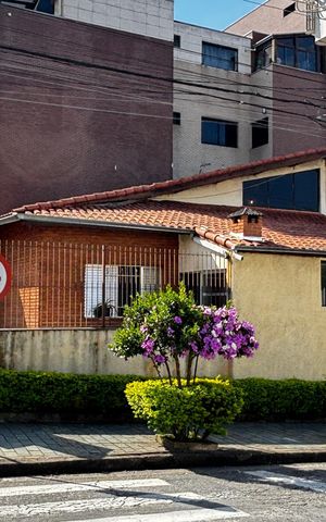 Casa à venda com 370m², 3 quartos e 3 vagas Casa à venda com 370m², 3 quartos e 3 vagasFachada