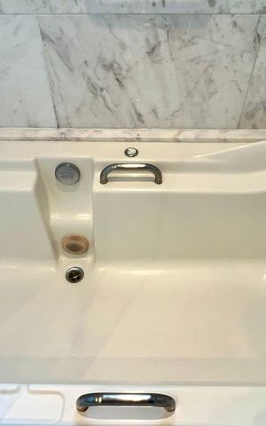 Apartamento à venda com 200m², 3 quartos e 3 vagas Apartamento à venda com 200m², 3 quartos e 3 vagasBanheiro 2 da Suite