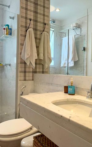 Apartamento à venda com 200m², 3 quartos e 3 vagas Apartamento à venda com 200m², 3 quartos e 3 vagasBanheiro 1 da Suite