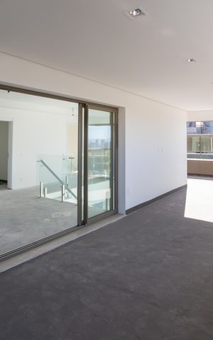 Apartamento à venda com 474m², 3 quartos e 4 vagas Apartamento à venda com 474m², 3 quartos e 4 vagasVaranda