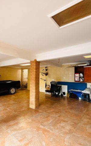Casa à venda com 425m², 3 quartos e 4 vagas Casa à venda com 425m², 3 quartos e 4 vagasGaragem