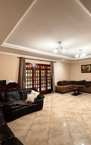 Casa à venda com 425m², 3 quartos e 4 vagas Casa à venda com 425m², 3 quartos e 4 vagasSala