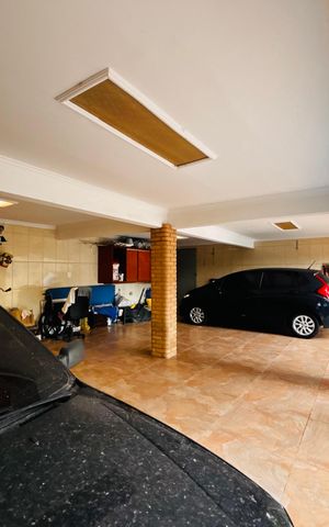 Casa à venda com 425m², 3 quartos e 4 vagas Casa à venda com 425m², 3 quartos e 4 vagasGaragem