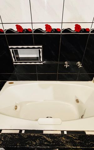 Casa à venda com 425m², 3 quartos e 4 vagas Casa à venda com 425m², 3 quartos e 4 vagasBanheira suíte