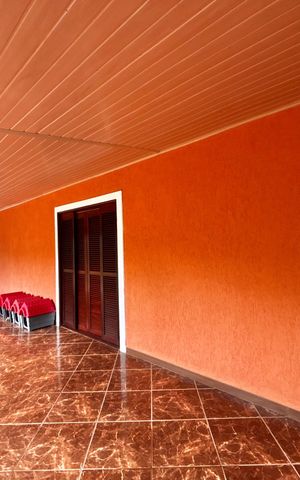 Casa à venda com 425m², 3 quartos e 4 vagas Casa à venda com 425m², 3 quartos e 4 vagasVaranda