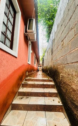 Casa à venda com 425m², 3 quartos e 4 vagas Casa à venda com 425m², 3 quartos e 4 vagasLateral