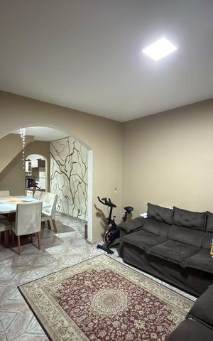 Casa à venda com 96m², 4 quartos e 2 vagas Casa à venda com 96m², 4 quartos e 2 vagasSala
