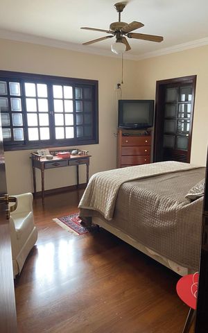 Casa para alugar com 2550m², 3 quartos e 4 vagas Casa para alugar com 2550m², 3 quartos e 4 vagasQuarto