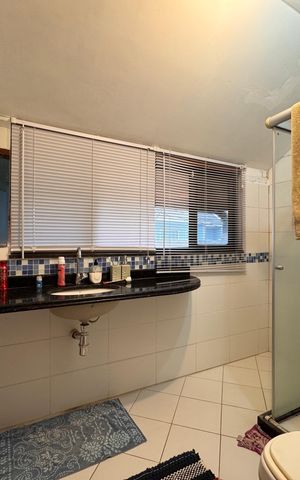 Casa de condomínio à venda com 400m², 6 quartos e 1 vaga Casa de condomínio à venda com 400m², 6 quartos e 1 vagaBanheiro Suítes Canadenses