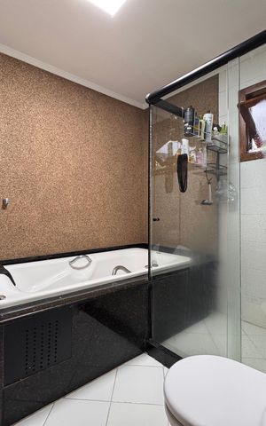 Casa de condomínio à venda com 400m², 6 quartos e 1 vaga Casa de condomínio à venda com 400m², 6 quartos e 1 vagaSuíte 3 - Banheiro