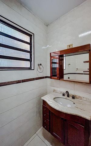 Casa à venda com 160m², 4 quartos e sem vagaBanheiro social