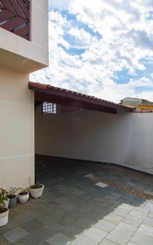 Casa à venda com 276m², 3 quartos e 10 vagas Casa à venda com 276m², 3 quartos e 10 vagasÁrea frontal