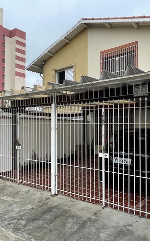 Casa à venda com 132m², 4 quartos e 2 vagasFachada