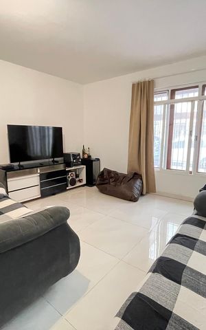 Casa à venda com 132m², 4 quartos e 2 vagasSala