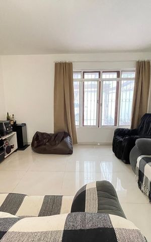 Casa à venda com 132m², 4 quartos e 2 vagasSala