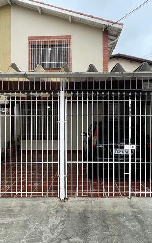 Casa à venda com 132m², 4 quartos e 2 vagasFachada