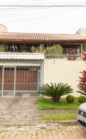 Casa à venda com 238m², 4 quartos e 2 vagas Casa à venda com 238m², 4 quartos e 2 vagasFachada